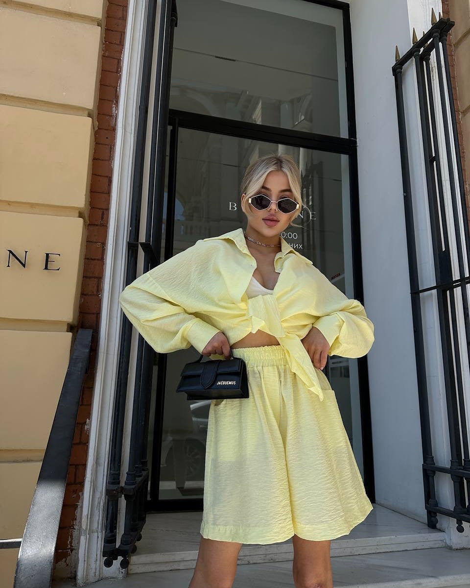 Kvinnors avslappnade outfit med lös skjorta och shorts Mirla-Eva Jonsson