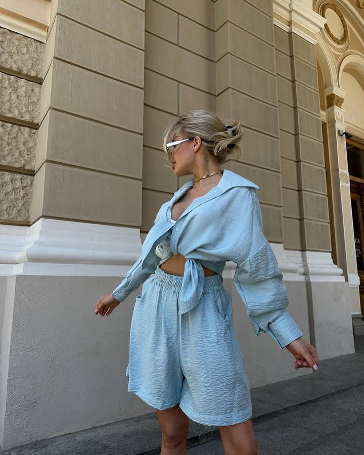 Kvinnors avslappnade outfit med lös skjorta och shorts Mirla-Eva Jonsson