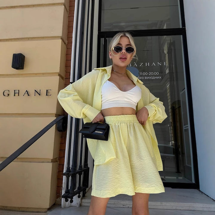Kvinnors avslappnade outfit med lös skjorta och shorts Mirla-Eva Jonsson