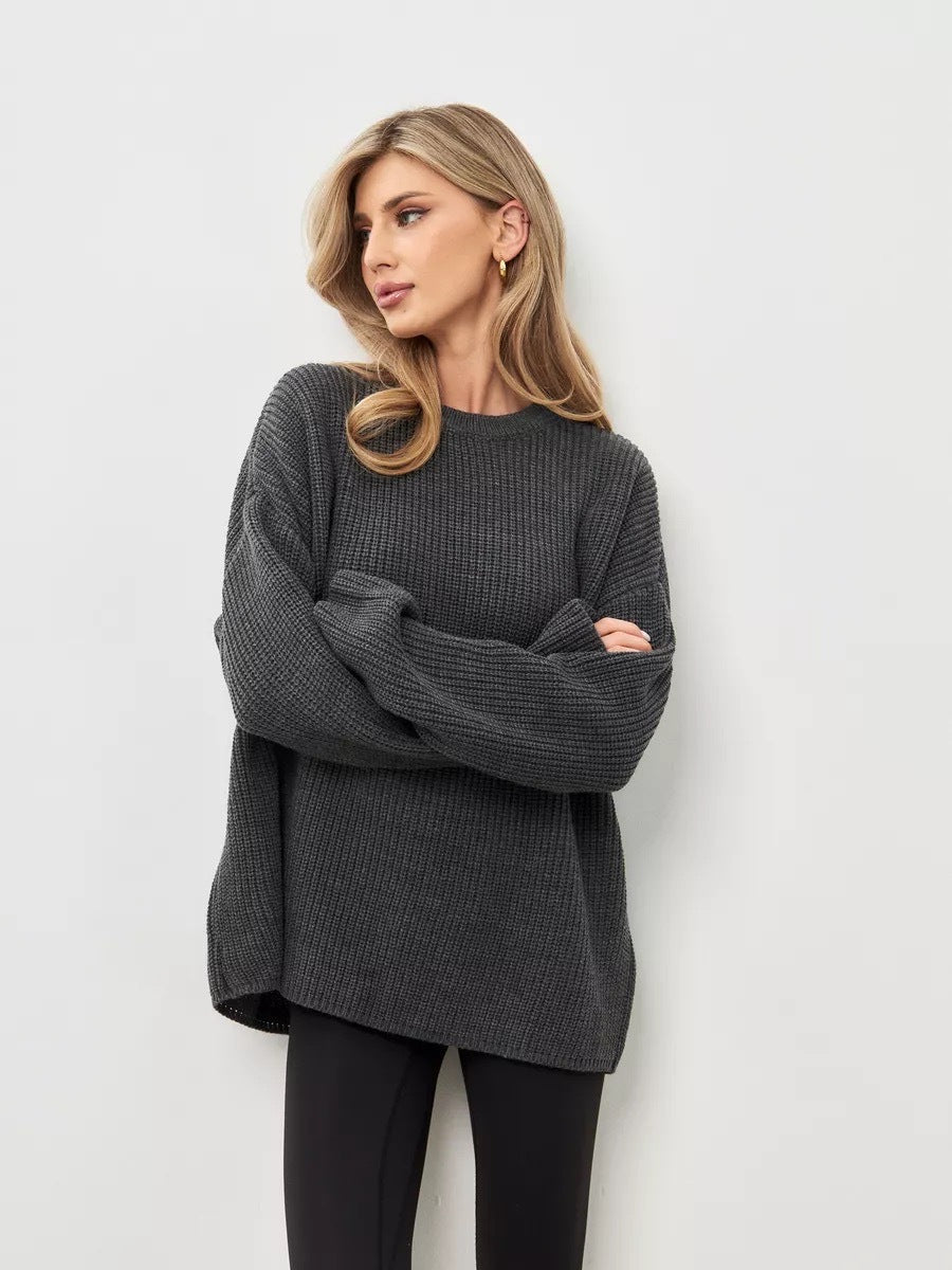 Kvinnors avslappnade oversized stickad tröja med öppna ärmslut och lätt ribbat mönster Mirla-Eva Jonsson
