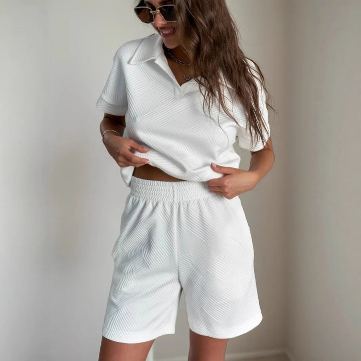 Kvinnors avslappnade polo t-shirt och shorts set med texturerat material-Eva Jonsson