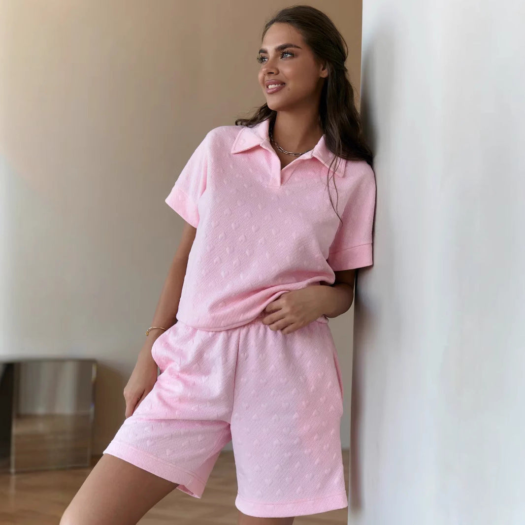 Kvinnors avslappnade polo t-shirt och shorts set med texturerat material-Eva Jonsson