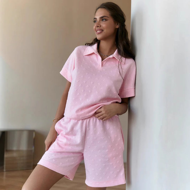 Kvinnors avslappnade polo t-shirt och shorts set med texturerat material-Eva Jonsson