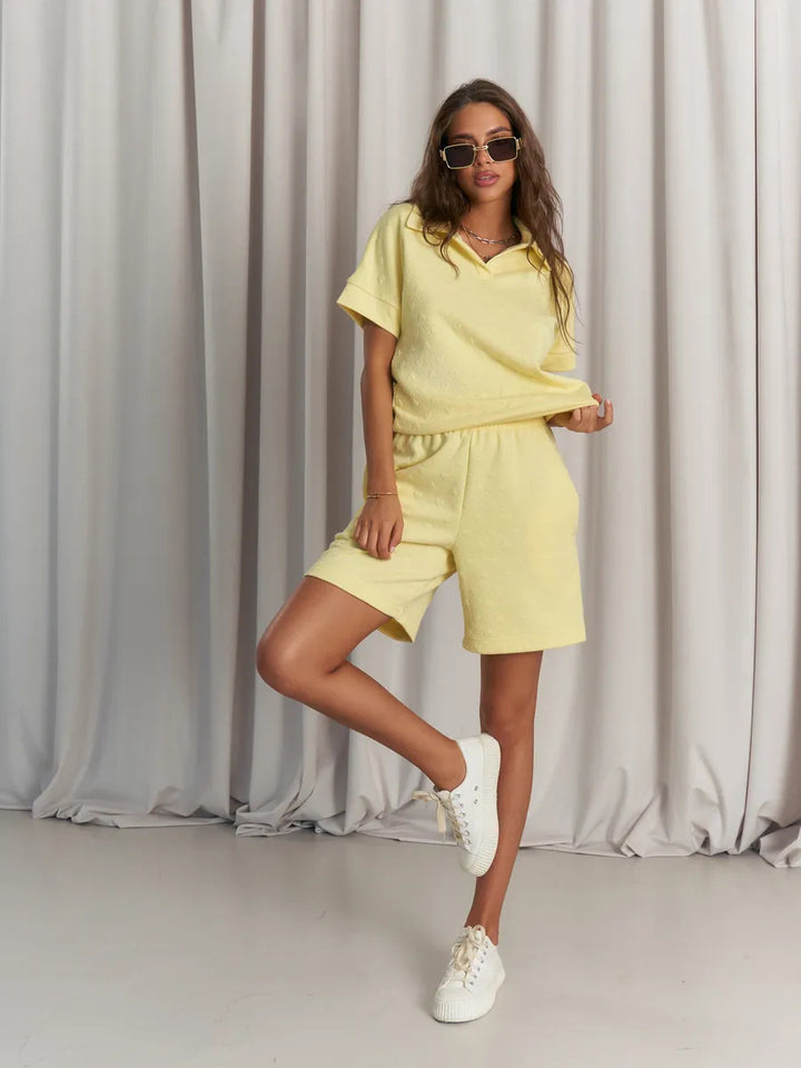 Kvinnors avslappnade polo t-shirt och shorts set med texturerat material-Eva Jonsson