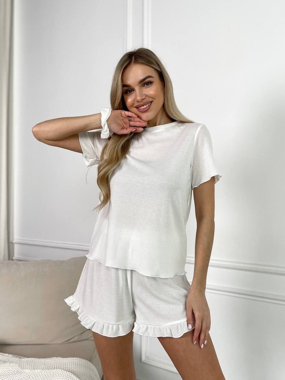 Kvinnors avslappnade pyjamas i ribbad trikå med volanger-Eva Jonsson
