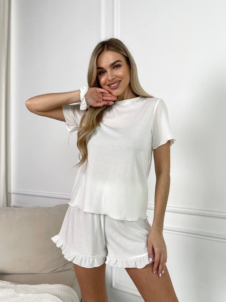 Kvinnors avslappnade pyjamas i ribbad trikå med volanger-Eva Jonsson