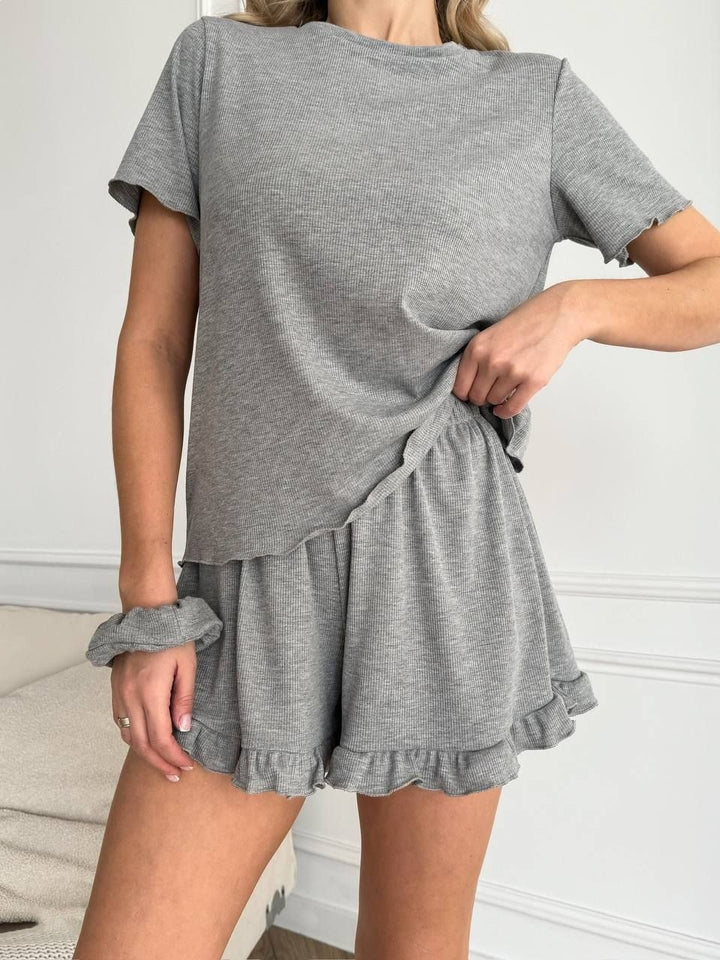 Kvinnors avslappnade pyjamas i ribbad trikå med volanger-Eva Jonsson
