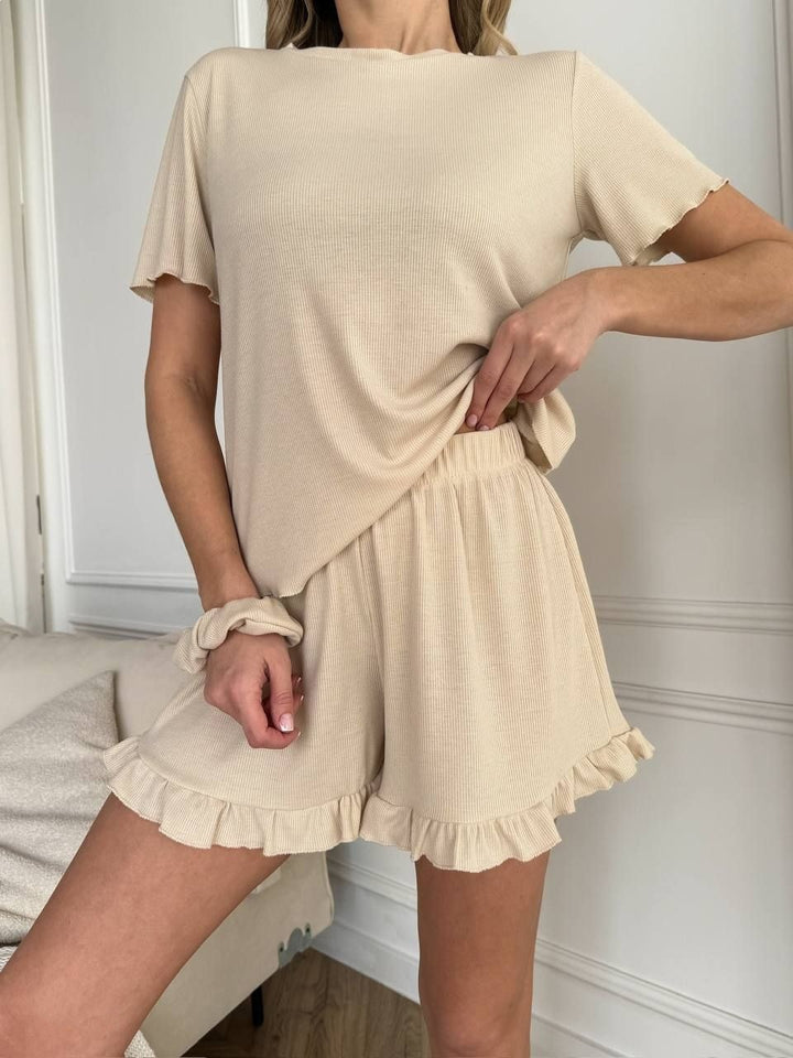 Kvinnors avslappnade pyjamas i ribbad trikå med volanger-Eva Jonsson