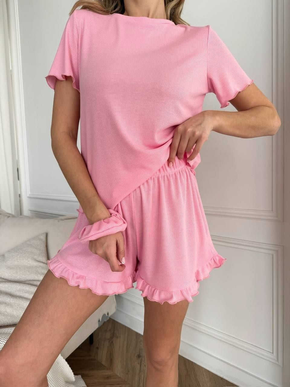 Kvinnors avslappnade pyjamas i ribbad trikå med volanger-Eva Jonsson