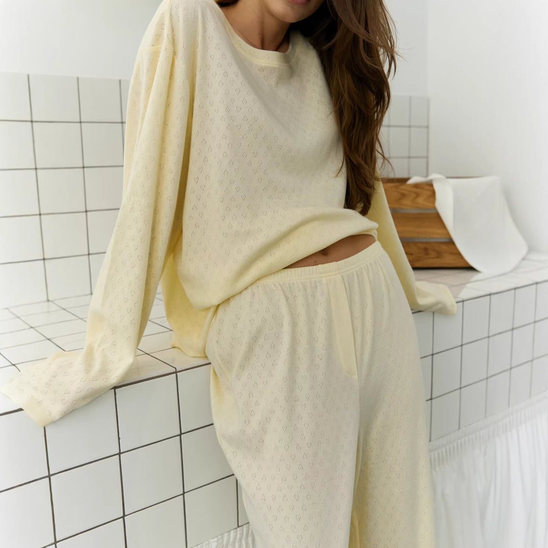Kvinnors avslappnade pyjamasset gjort av andningsbart material med fin ribbad textur Mirla-Eva Jonsson