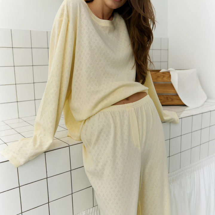 Kvinnors avslappnade pyjamasset gjort av andningsbart material med fin ribbad textur Mirla-Eva Jonsson