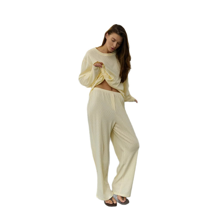 Kvinnors avslappnade pyjamasset gjort av andningsbart material med fin ribbad textur Mirla-Eva Jonsson