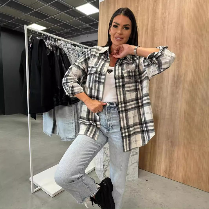 Kvinnors avslappnade rutiga blus i en oversizedstil med praktiska bröstfickor Mirla-Eva Jonsson
