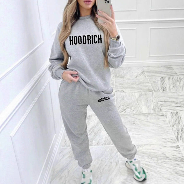 Kvinnors avslappnade set av tröja och joggers med sportig text Mirla-Eva Jonsson