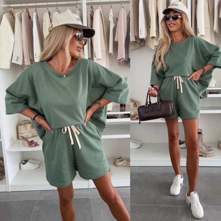 Kvinnors avslappnade set bestående av oversized t-shirt och shorts med justerbar midja dragsko Mirla-Eva Jonsson