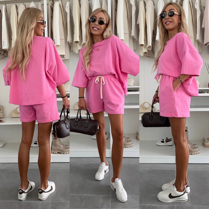 Kvinnors avslappnade set bestående av oversized t-shirt och shorts med justerbar midja dragsko Mirla-Eva Jonsson