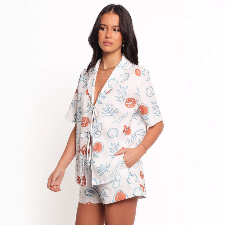 Kvinnors avslappnade set med kort blus och shorts i fruktig design Mirla-Eva Jonsson