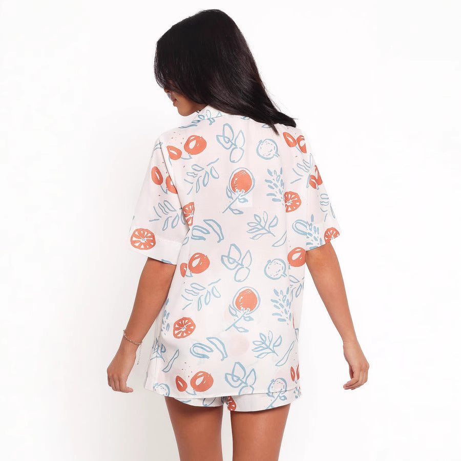 Kvinnors avslappnade set med kort blus och shorts i fruktig design Mirla-Eva Jonsson