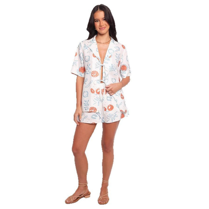 Kvinnors avslappnade set med kort blus och shorts i fruktig design Mirla-Eva Jonsson