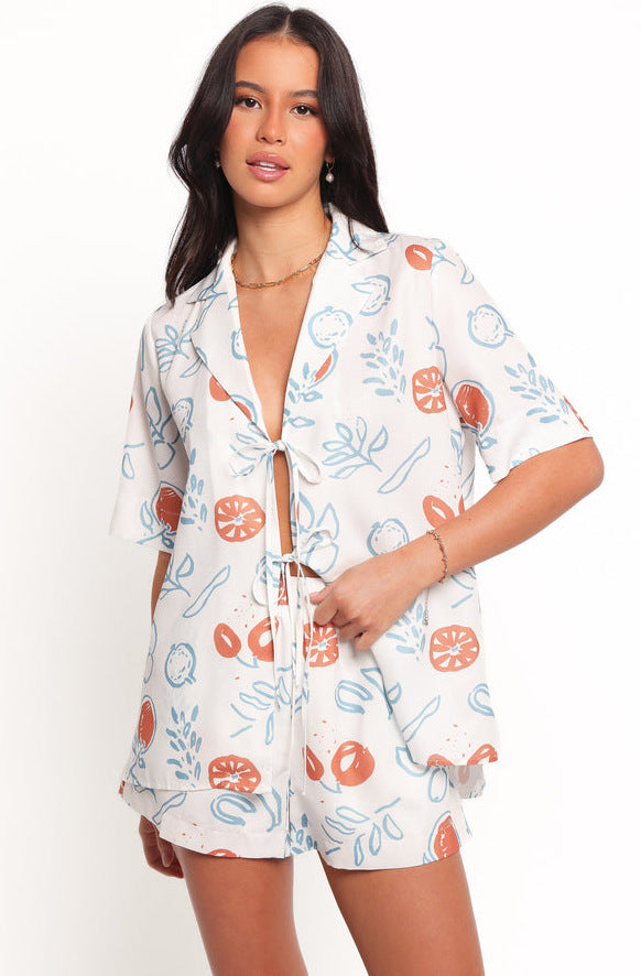Kvinnors avslappnade set med kort blus och shorts i fruktig design Mirla-Eva Jonsson