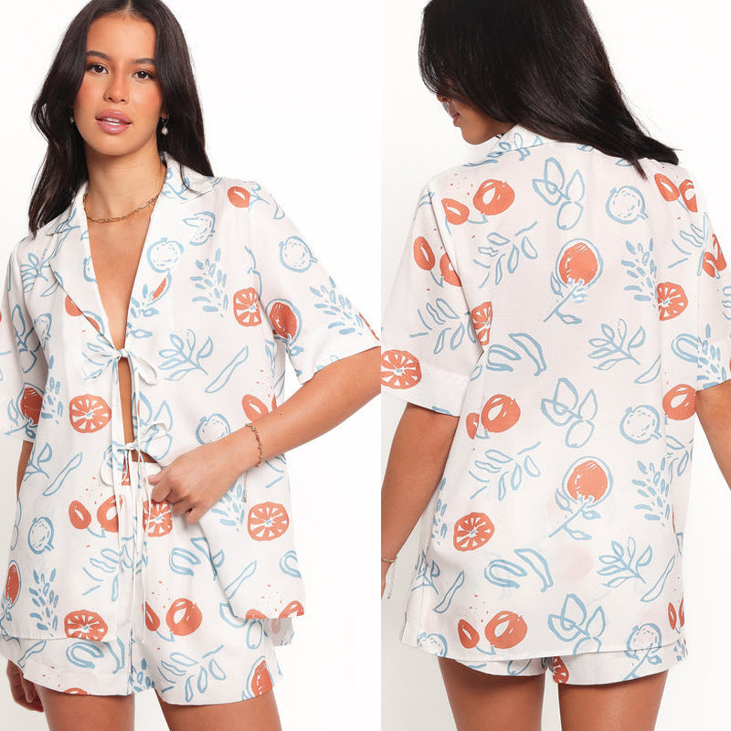 Kvinnors avslappnade set med kort blus och shorts i fruktig design Mirla-Eva Jonsson