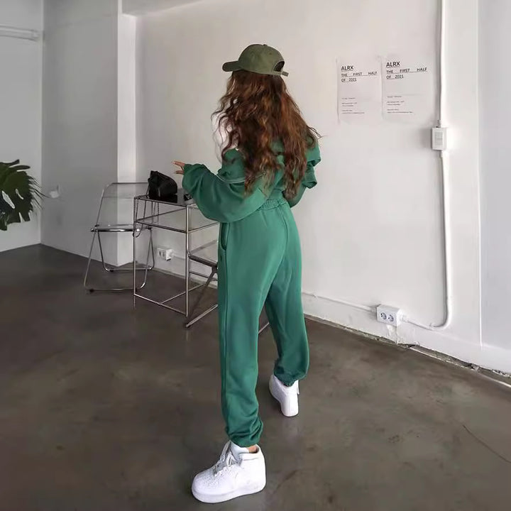 Kvinnors avslappnade set med kort hoodie och joggerbyxor Mirla-Eva Jonsson