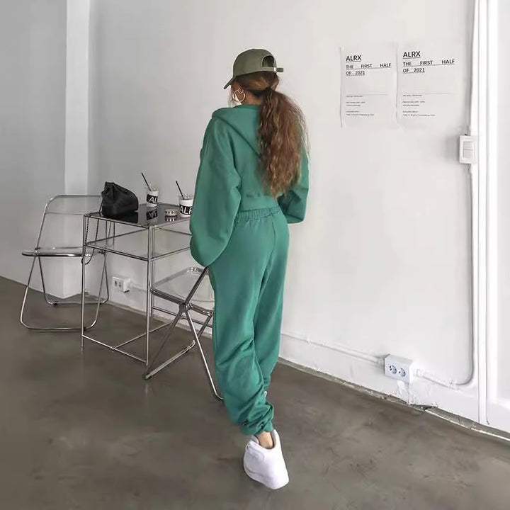 Kvinnors avslappnade set med kort hoodie och joggerbyxor Mirla-Eva Jonsson
