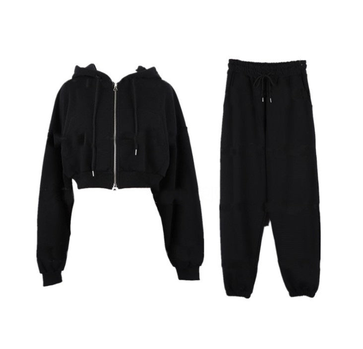 Kvinnors avslappnade set med kort hoodie och joggerbyxor Mirla-Eva Jonsson