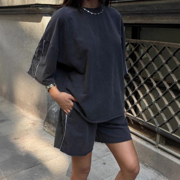 Kvinnors avslappnade set med kortärmad topp och shorts med moderna detaljer Mirla-Eva Jonsson