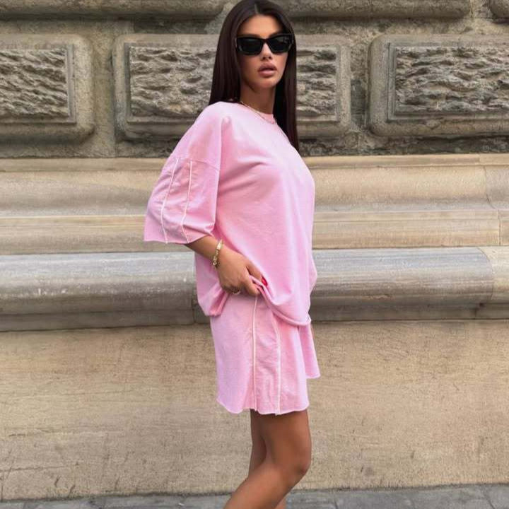 Kvinnors avslappnade set med kortärmad topp och shorts med moderna detaljer Mirla-Eva Jonsson