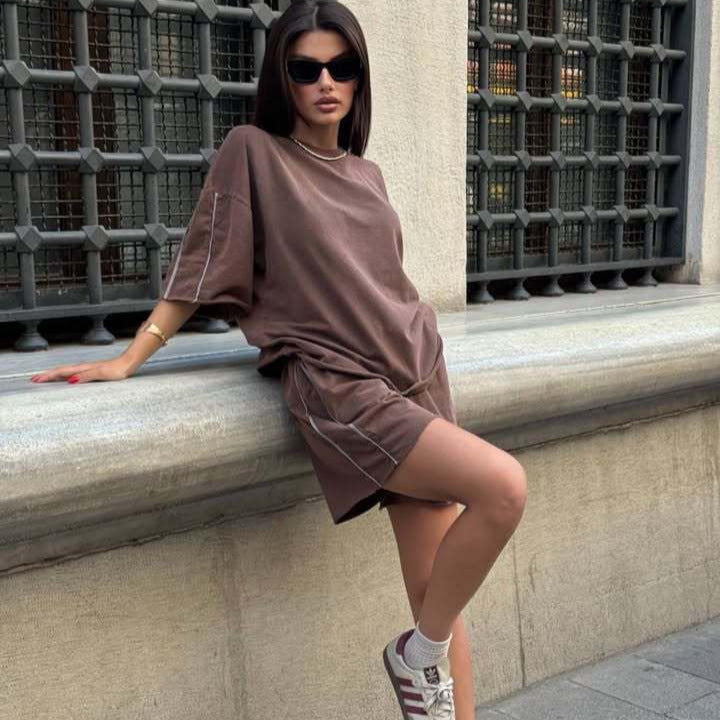 Kvinnors avslappnade set med kortärmad topp och shorts med moderna detaljer Mirla-Eva Jonsson