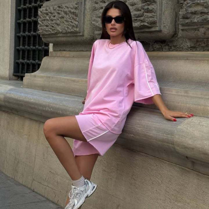 Kvinnors avslappnade set med kortärmad topp och shorts med moderna detaljer Mirla-Eva Jonsson