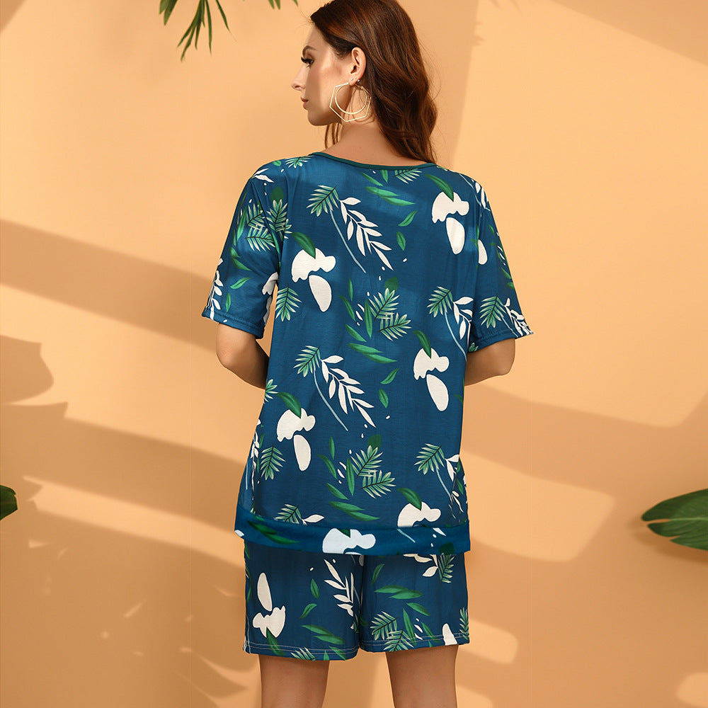 Kvinnors avslappnade sommaroutfit med blommönster Mirla-Eva Jonsson