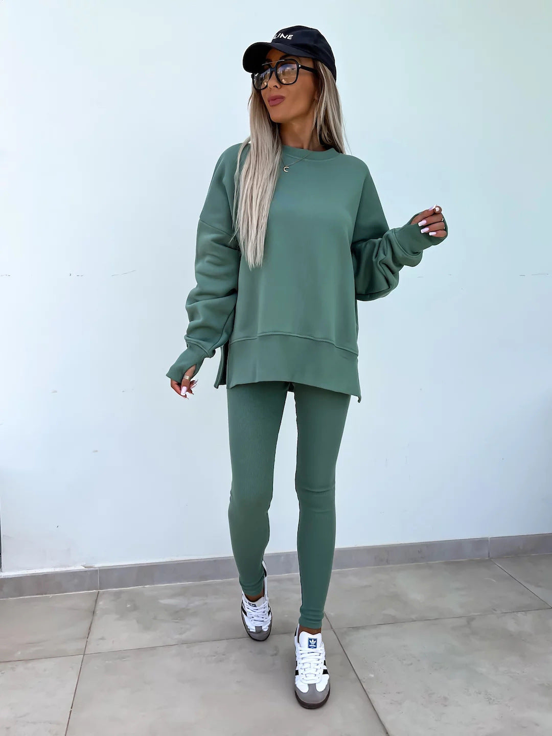 Kvinnors avslappnade sport lounge set med löst sweatshirt och figurnära leggings Mirla-Eva Jonsson
