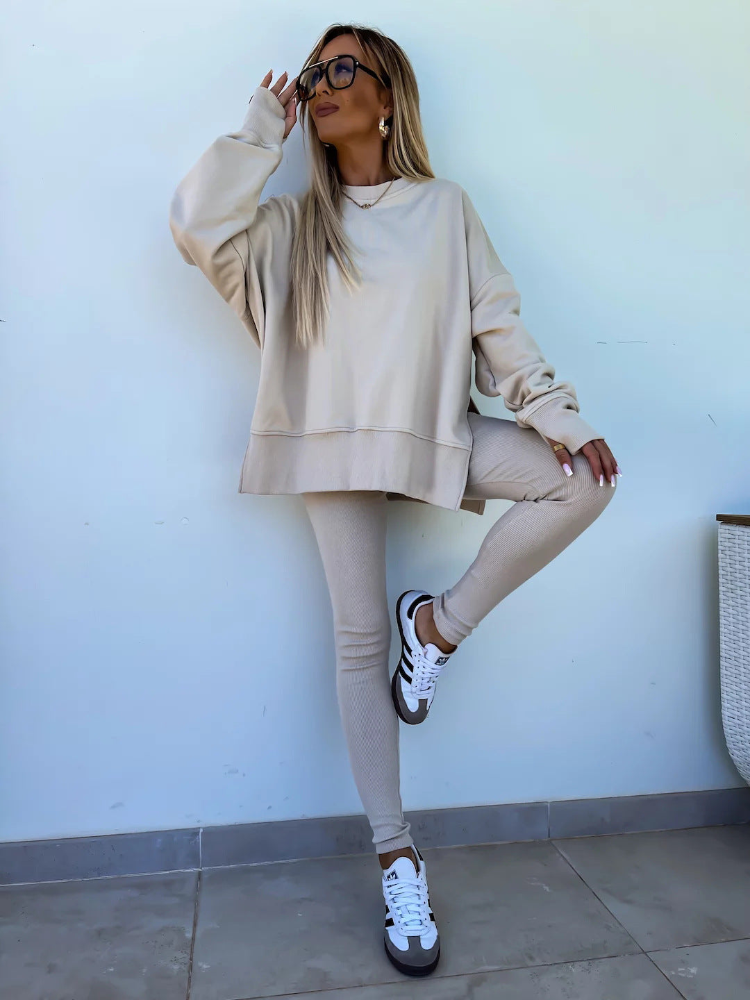 Kvinnors avslappnade sport lounge set med löst sweatshirt och figurnära leggings Mirla-Eva Jonsson