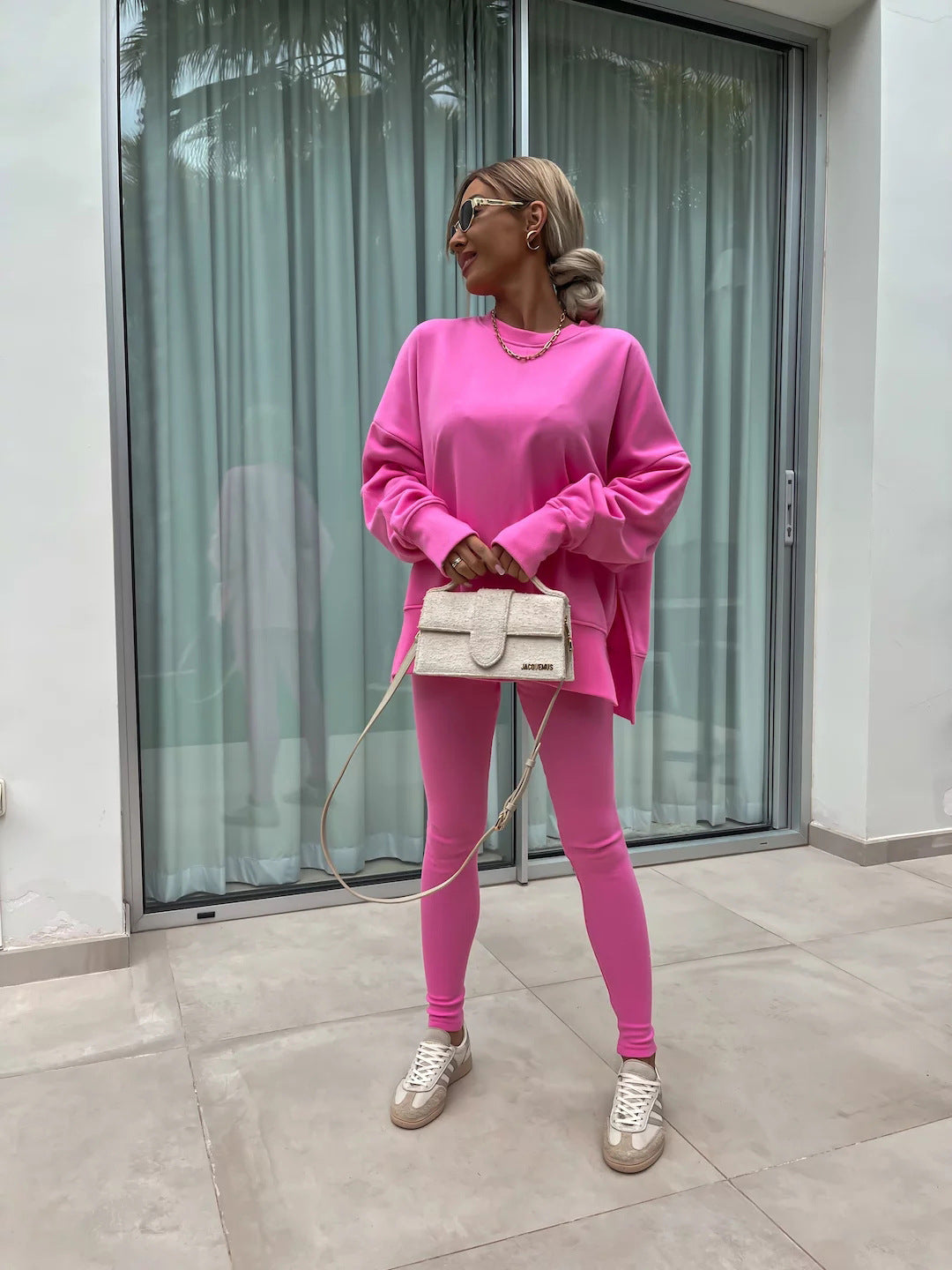 Kvinnors avslappnade sport lounge set med löst sweatshirt och figurnära leggings Mirla-Eva Jonsson