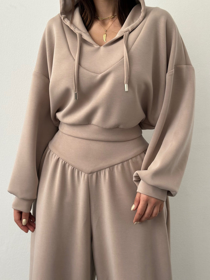 Kvinnors avslappnade sport loungewear-set med kort hoodie och vida byxor Mirla-Eva Jonsson