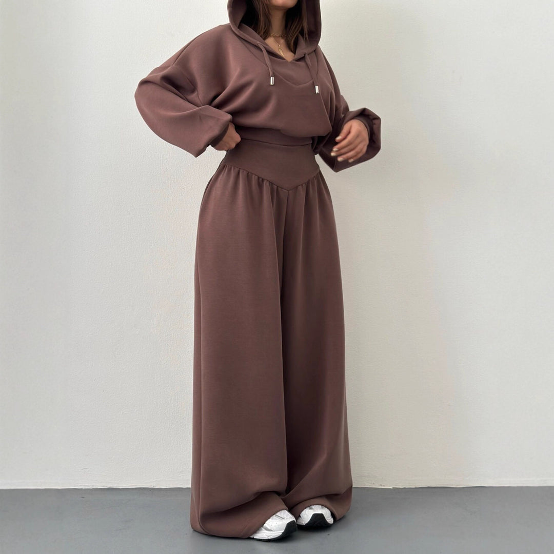 Kvinnors avslappnade sport loungewear-set med kort hoodie och vida byxor Mirla-Eva Jonsson