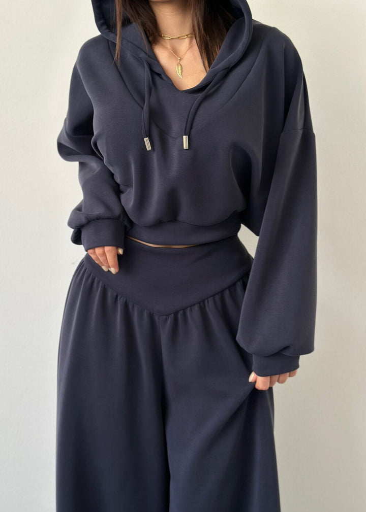 Kvinnors avslappnade sport loungewear-set med kort hoodie och vida byxor Mirla-Eva Jonsson