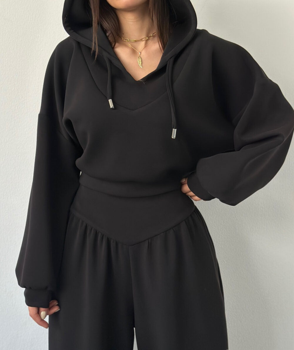 Kvinnors avslappnade sport loungewear-set med kort hoodie och vida byxor Mirla-Eva Jonsson