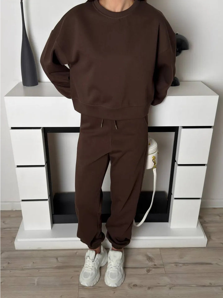 Kvinnors avslappnade sportset bestående av sweatshirt och joggers Mirla-Eva Jonsson