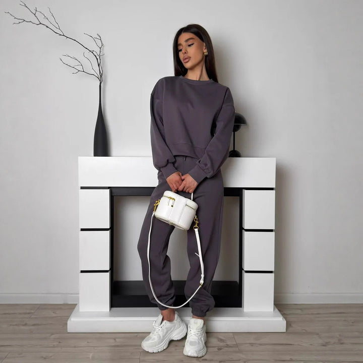 Kvinnors avslappnade sportset bestående av sweatshirt och joggers Mirla-Eva Jonsson