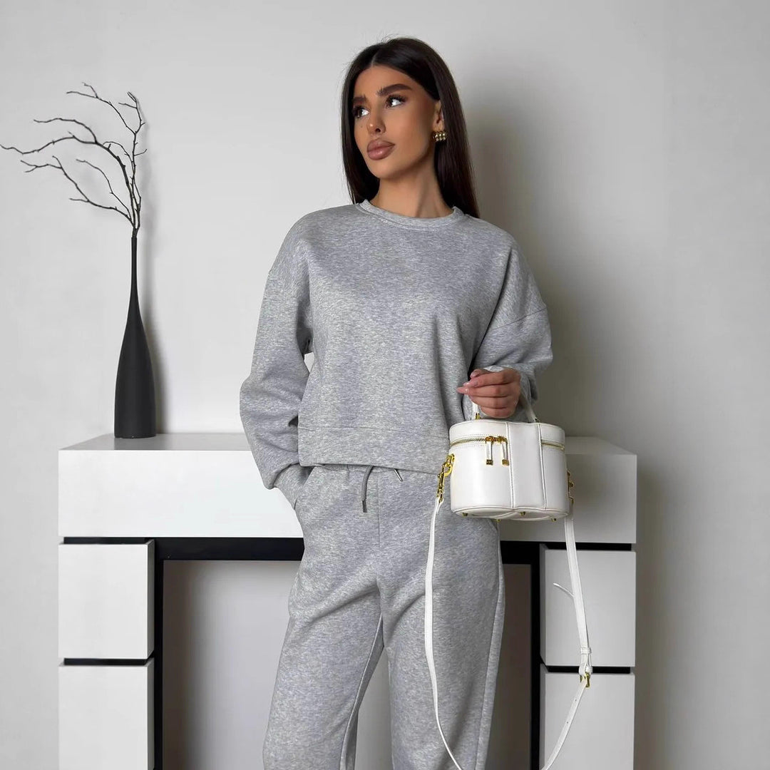 Kvinnors avslappnade sportset bestående av sweatshirt och joggers Mirla-Eva Jonsson