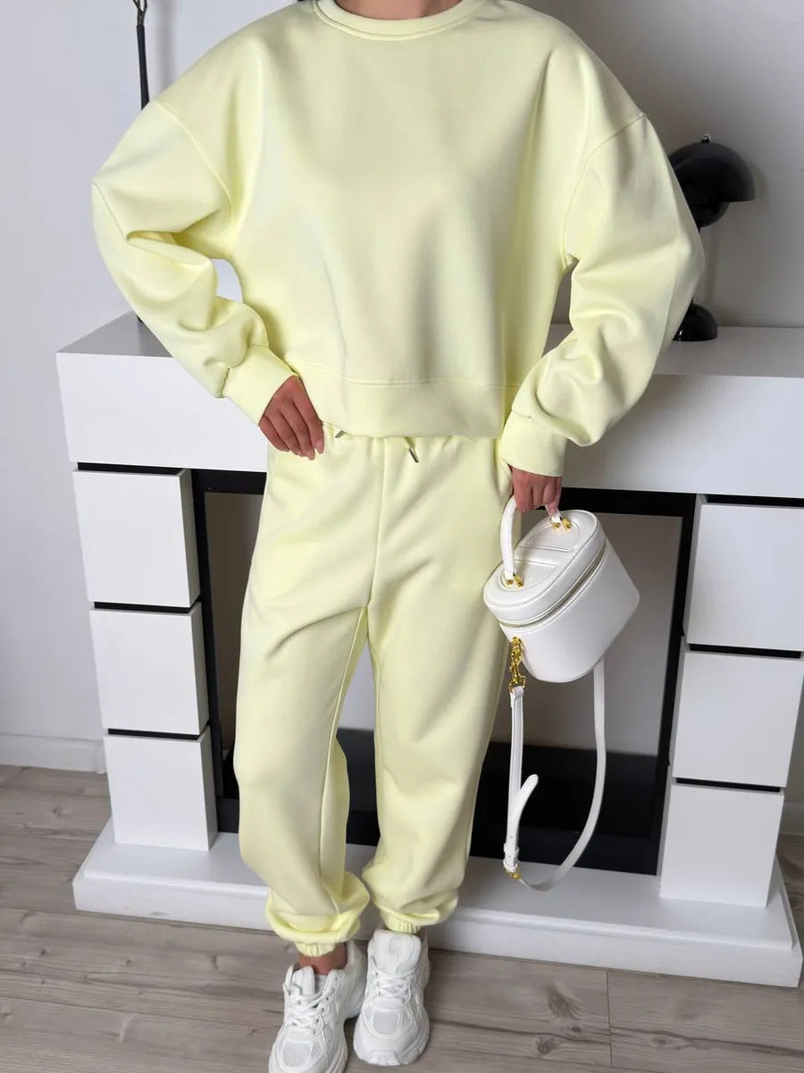 Kvinnors avslappnade sportset bestående av sweatshirt och joggers Mirla-Eva Jonsson