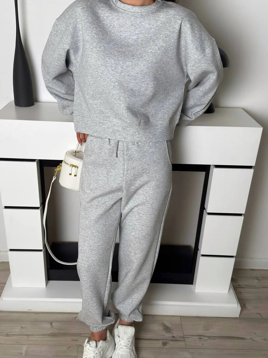 Kvinnors avslappnade sportset bestående av sweatshirt och joggers Mirla-Eva Jonsson