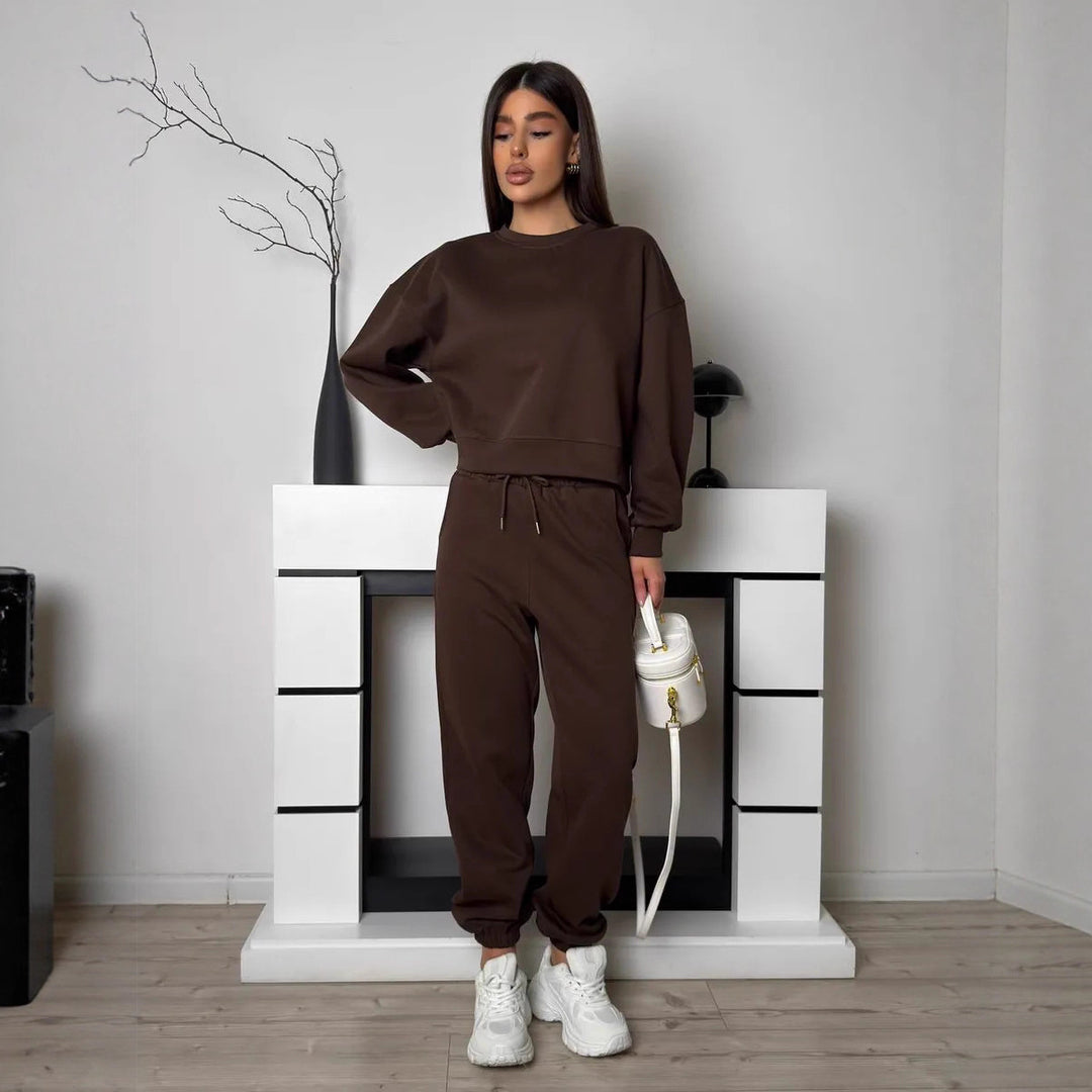 Kvinnors avslappnade sportset bestående av sweatshirt och joggers Mirla-Eva Jonsson