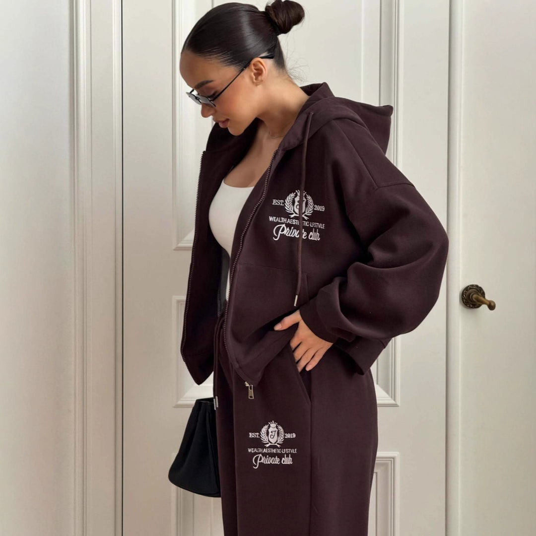 Kvinnors avslappnade sportset med kort hoodie och vida sweatpants Mirla-Eva Jonsson