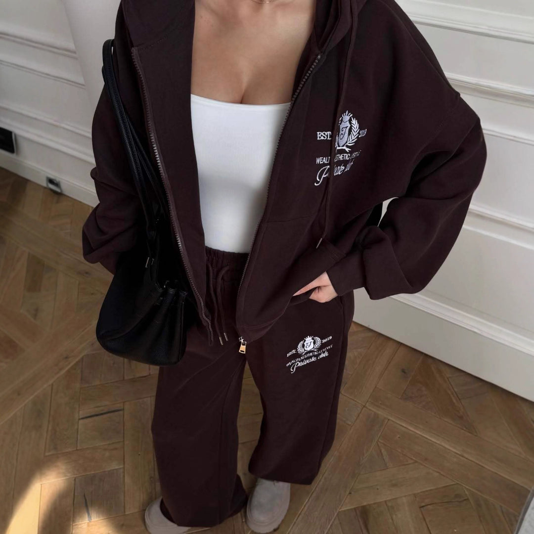 Kvinnors avslappnade sportset med kort hoodie och vida sweatpants Mirla-Eva Jonsson