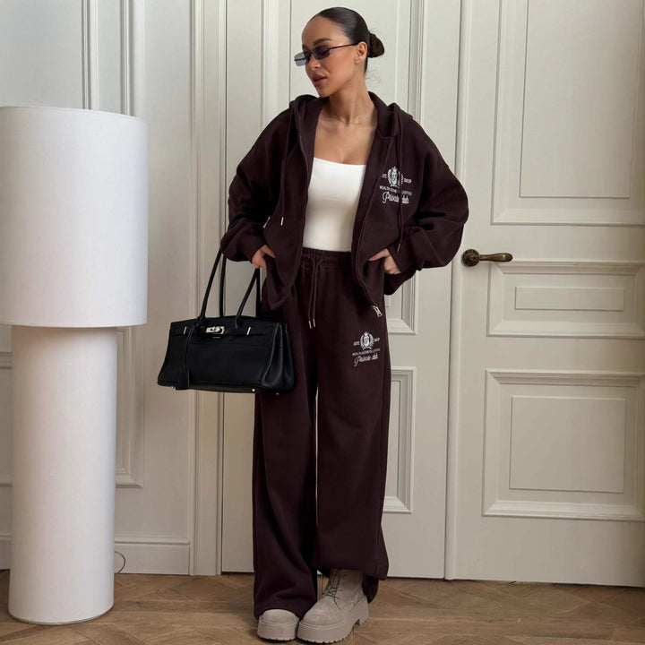 Kvinnors avslappnade sportset med kort hoodie och vida sweatpants Mirla-Eva Jonsson