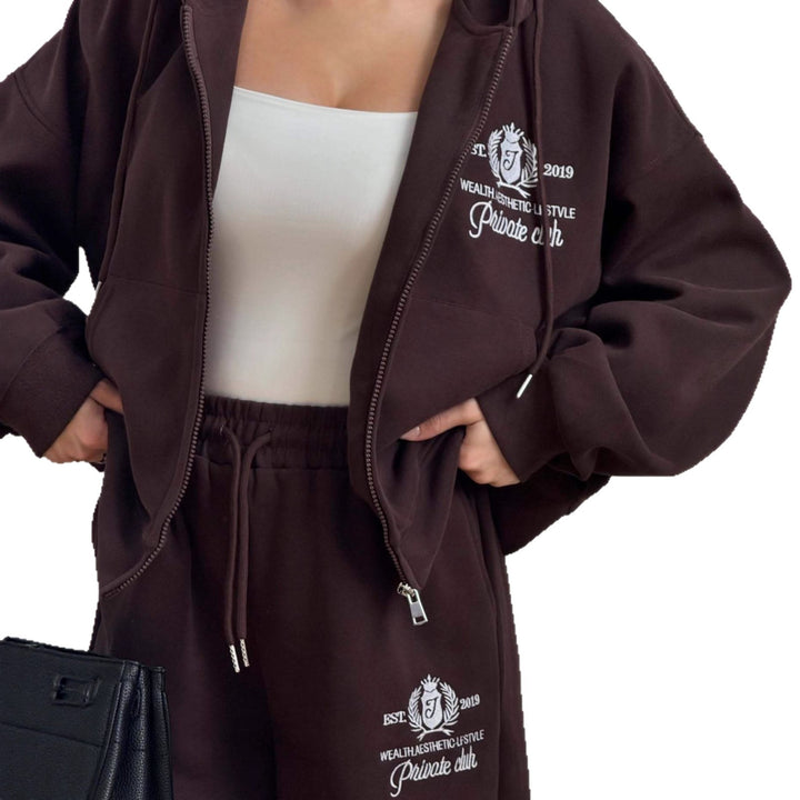 Kvinnors avslappnade sportset med kort hoodie och vida sweatpants Mirla-Eva Jonsson